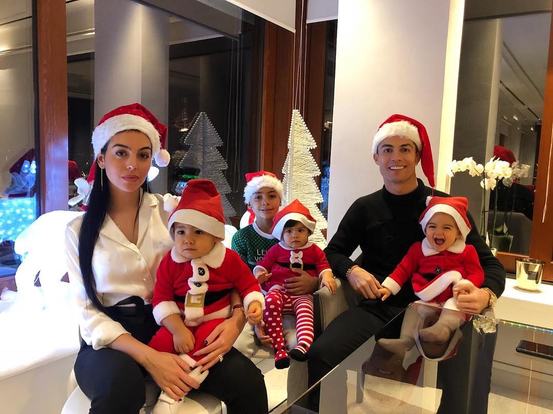 عکس خانوادگی رونالدو به بهانه کریسمس