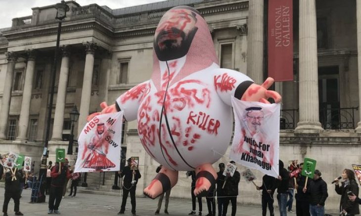 پس از ترامپ، بالن بن سلمان هم توسط معترضان لندن به پرواز درآمد + عکس