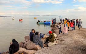 حضور دسته‌جمعی برای آب‌تنی کرونایی در دریاچه ارومیه!