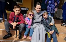 آنجلینا جولی در یک سفر غیرمنتظره به ملاقات کودکان آسیب‌دیده از جنگ اوکراین رفت