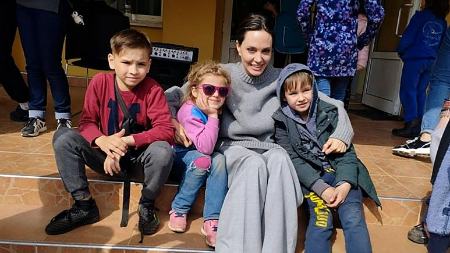 آنجلینا جولی در یک سفر غیرمنتظره به ملاقات کودکان آسیب‌دیده از جنگ اوکراین رفت