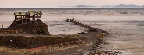 محیط زیست از مالچ پاشی در بستر دریاچه ارومیه جلوگیری کرد
