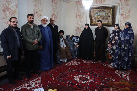 دیدار شهردار تبریز با خانواده معظم شهیدان والامقام «جعفر اژدری» و «محمدرضا انوری کیا»