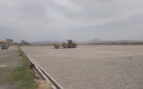 اجرای زمین ورزشی ۷۷۰۰ مترمربعی مایان در مرحله نصب چمن مصنوعی اجرای زمین ورزشی ۷۷۰۰ مترمربعی مایان در مرحله نصب چمن مصنوعی